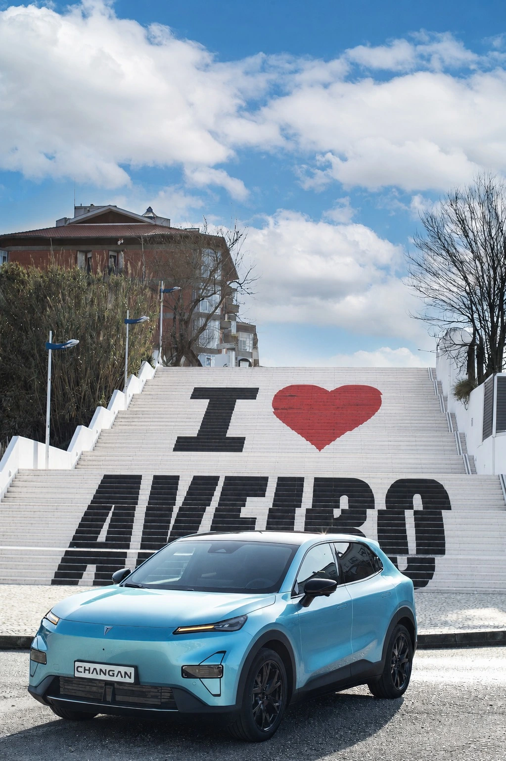 Changan Deepal S05 elétrico em frente ao mural «I ♥ Aveiro», em Aveiro